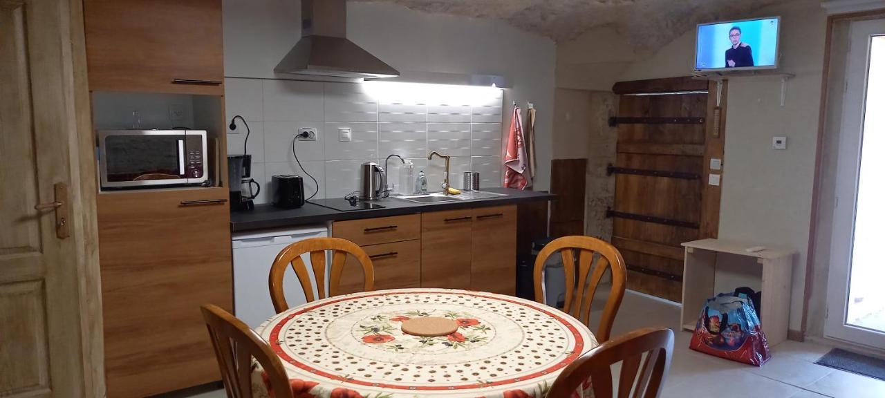 Gite-Civray-De-Touraine Troglo De Denise Exteriör bild